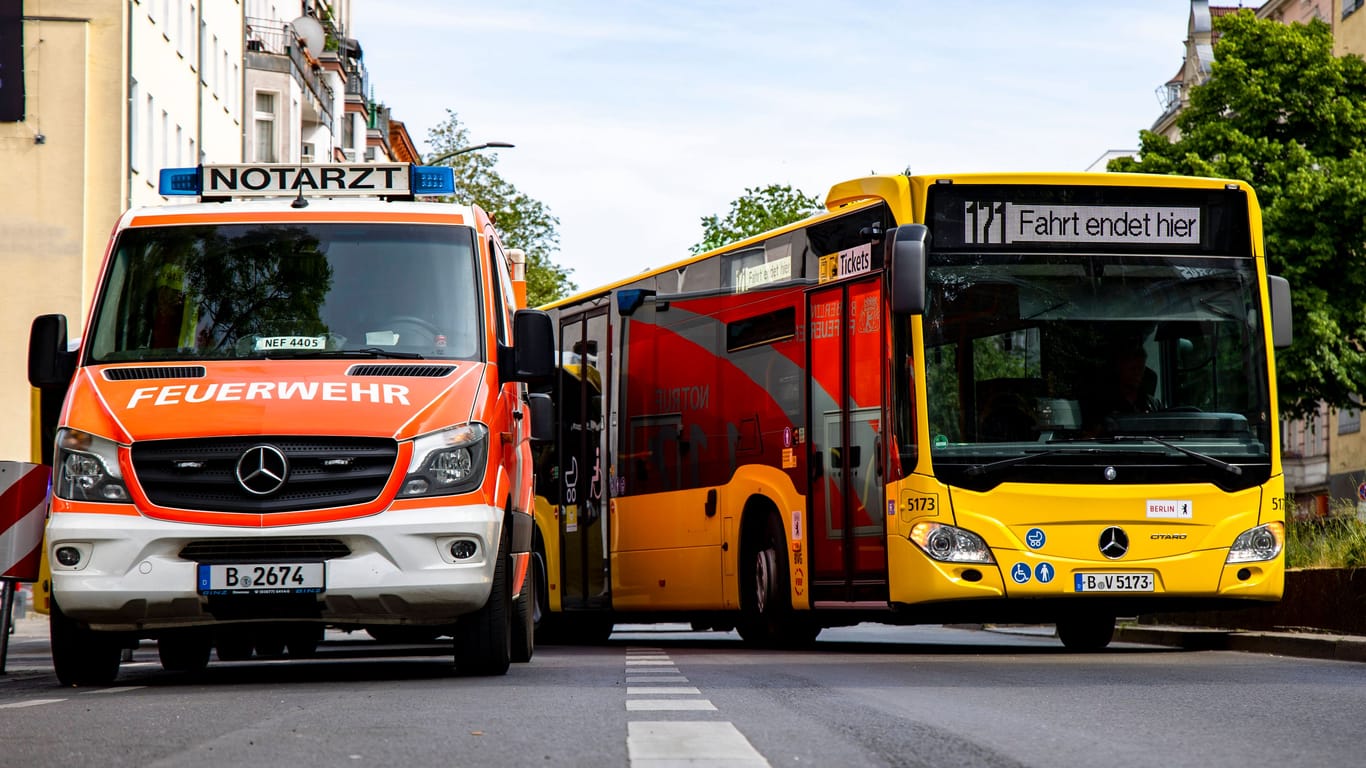 Rettungswagen neben Bus der BVG (Symbolbild): Beim Abbiegen übersah der Lkw-Fahrer den Bus.