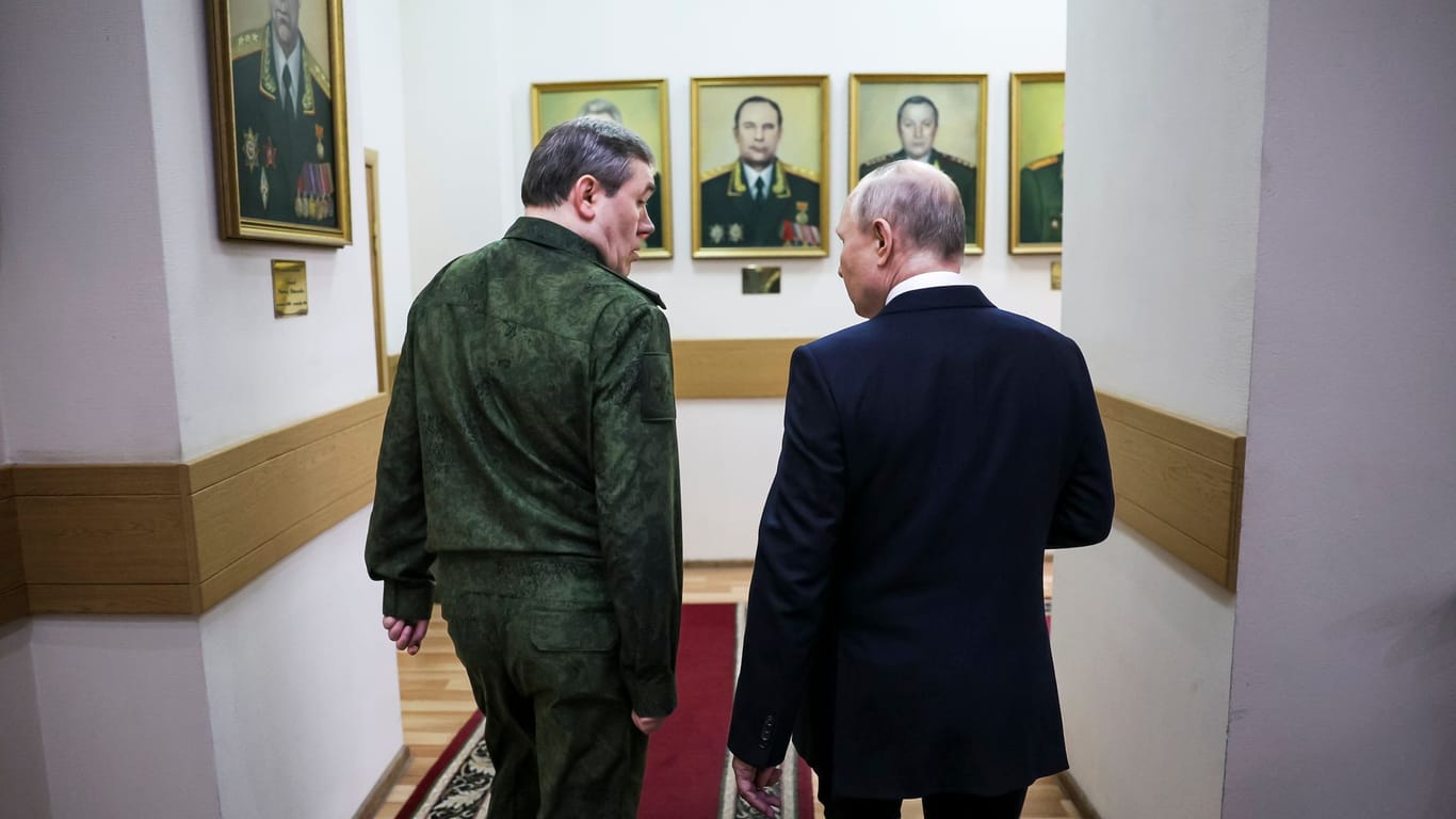 Putin (r.) besucht General Gerassimow im Hauptquartier für den Ukrainekrieg in Rostow am Don.