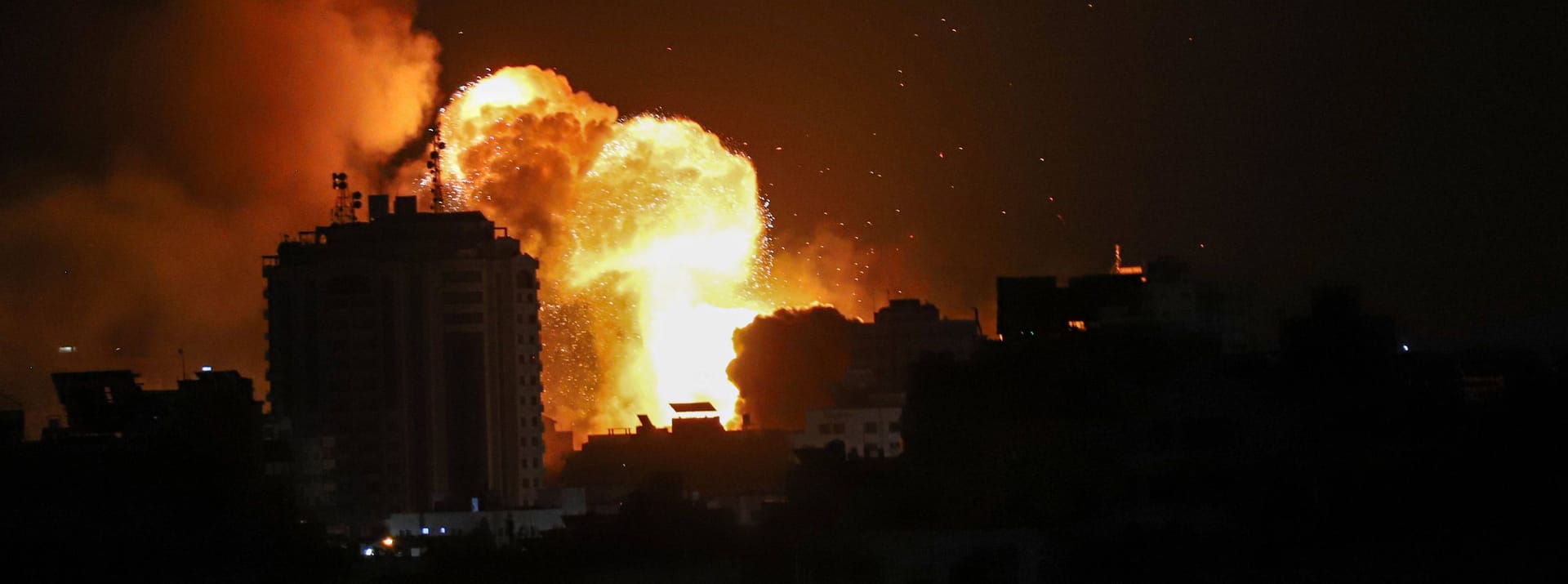 Feuer nach israelischem Beschuss in Gaza Stadt: Israel hat nach dem Angriff der palästinensischen Terroroganisation Hamas den Beschuss auf den Gazastreifen deutlich erhöht.