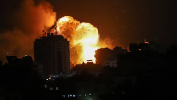 Feuer nach israelischem Beschuss in Gaza Stadt: Israel hat nach dem Angriff der palästinensischen Terroroganisation Hamas den Beschuss auf den Gazastreifen deutlich erhöht.