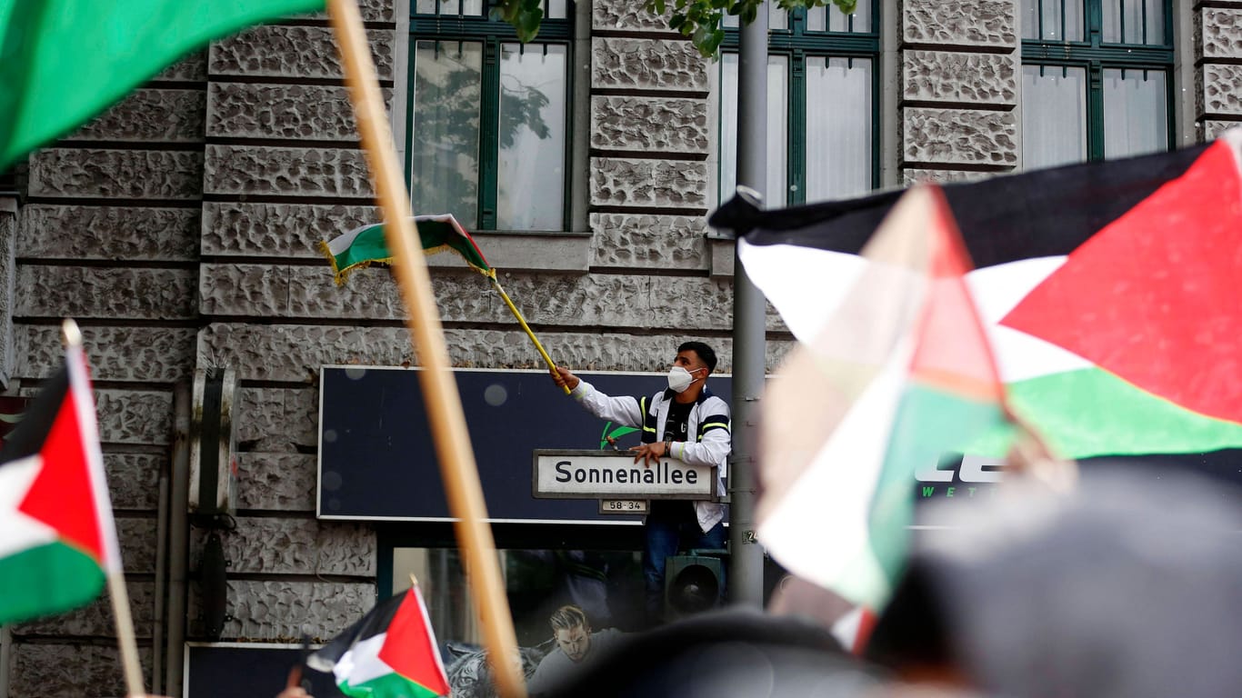 Sonnenallee, Berlin-Neukölln: 3500 Menschen protestieren bei einer pro-palästinensischen Demonstration nach dem Überfall der Hamas auf Israel.