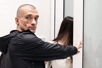Piotr Pavlenski nach seinem Urteilsspruch: der russische Künstler wurde zu sechs Monaten Haft verurteilt.