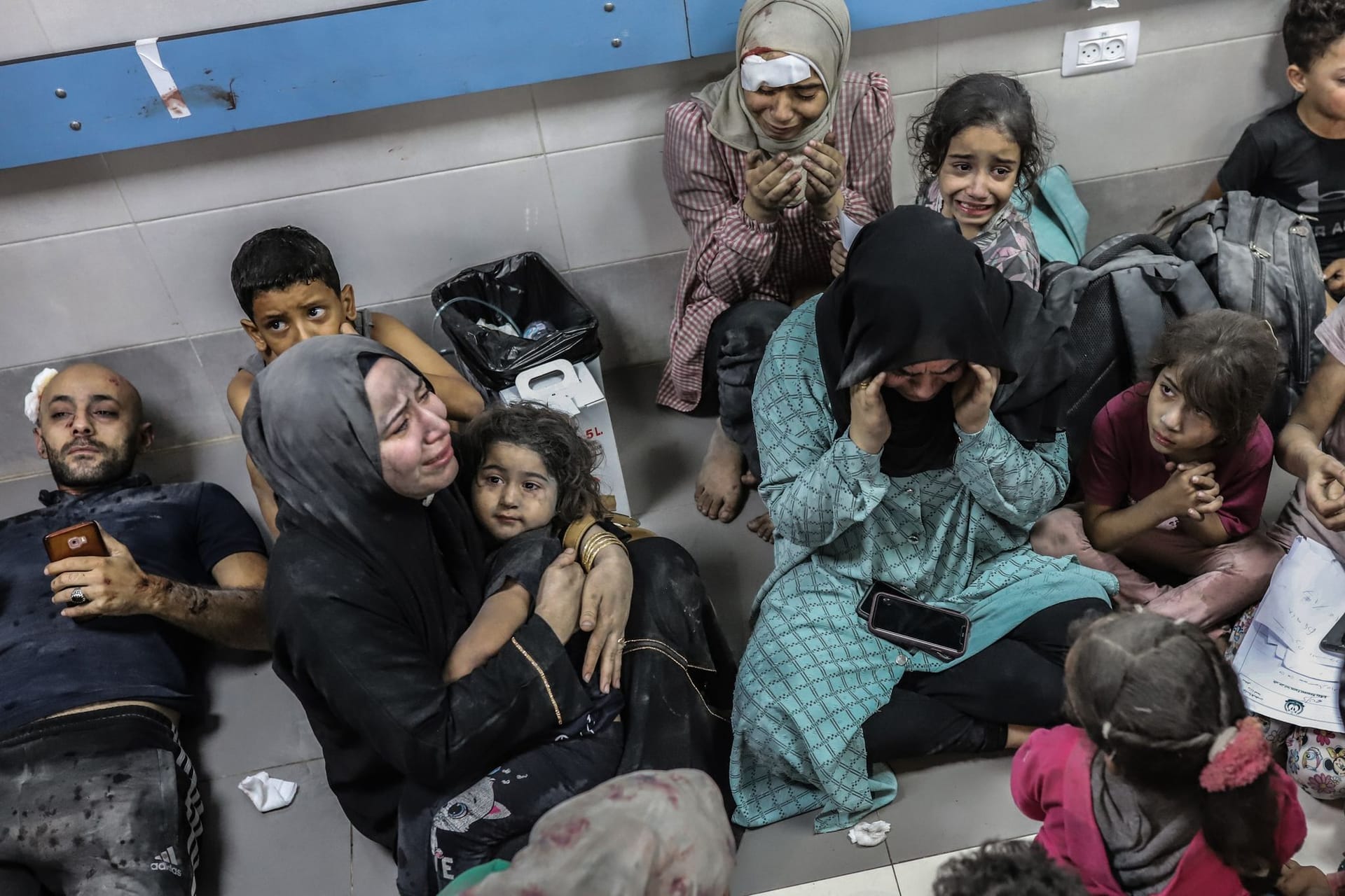 Verletzte Palästinenser warten warten auf medizinische Versorgung, nachdem sie im Ahli Arab Krankenhaus bei einem Raketeneinschlag verletzt wurden.