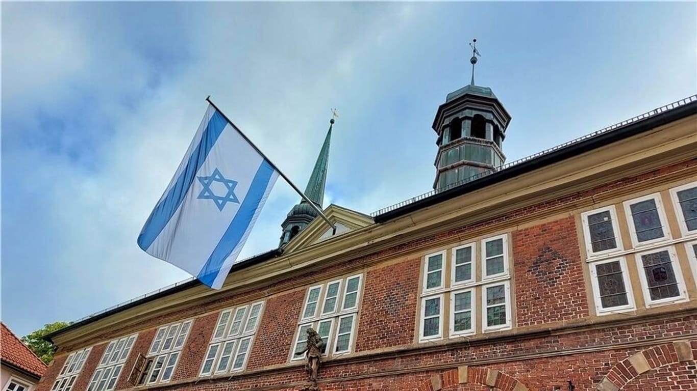 Unbekannten haben versucht, die Israel-Flagge vom Rathaus zu stehlen.