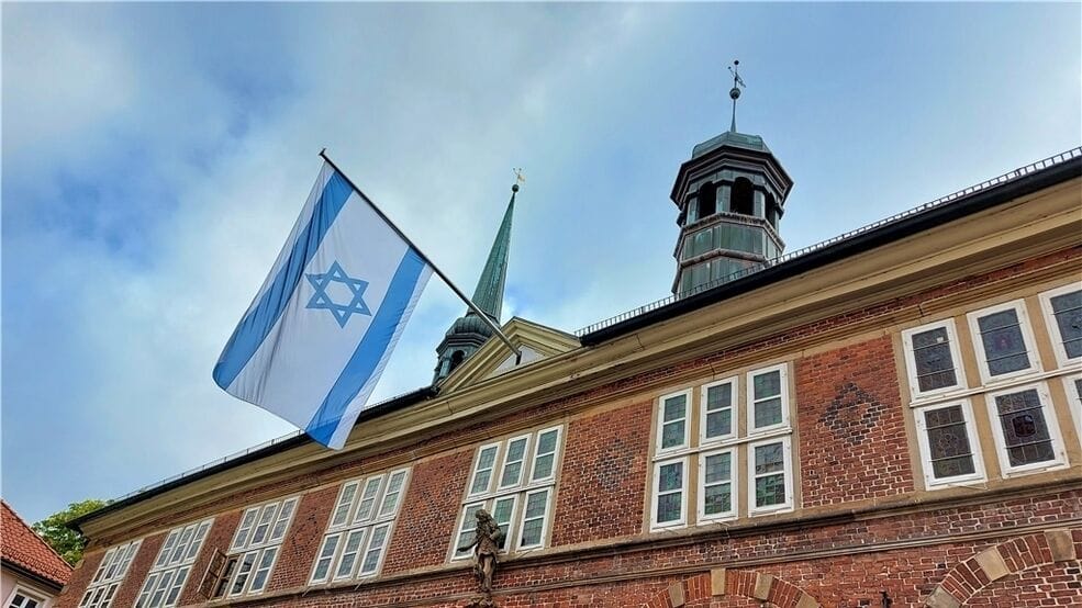 Unbekannten haben versucht, die Israel-Flagge vom Rathaus zu stehlen.