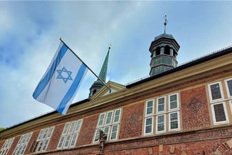 Unbekannten haben versucht, die Israel-Flagge vom Rathaus zu stehlen.