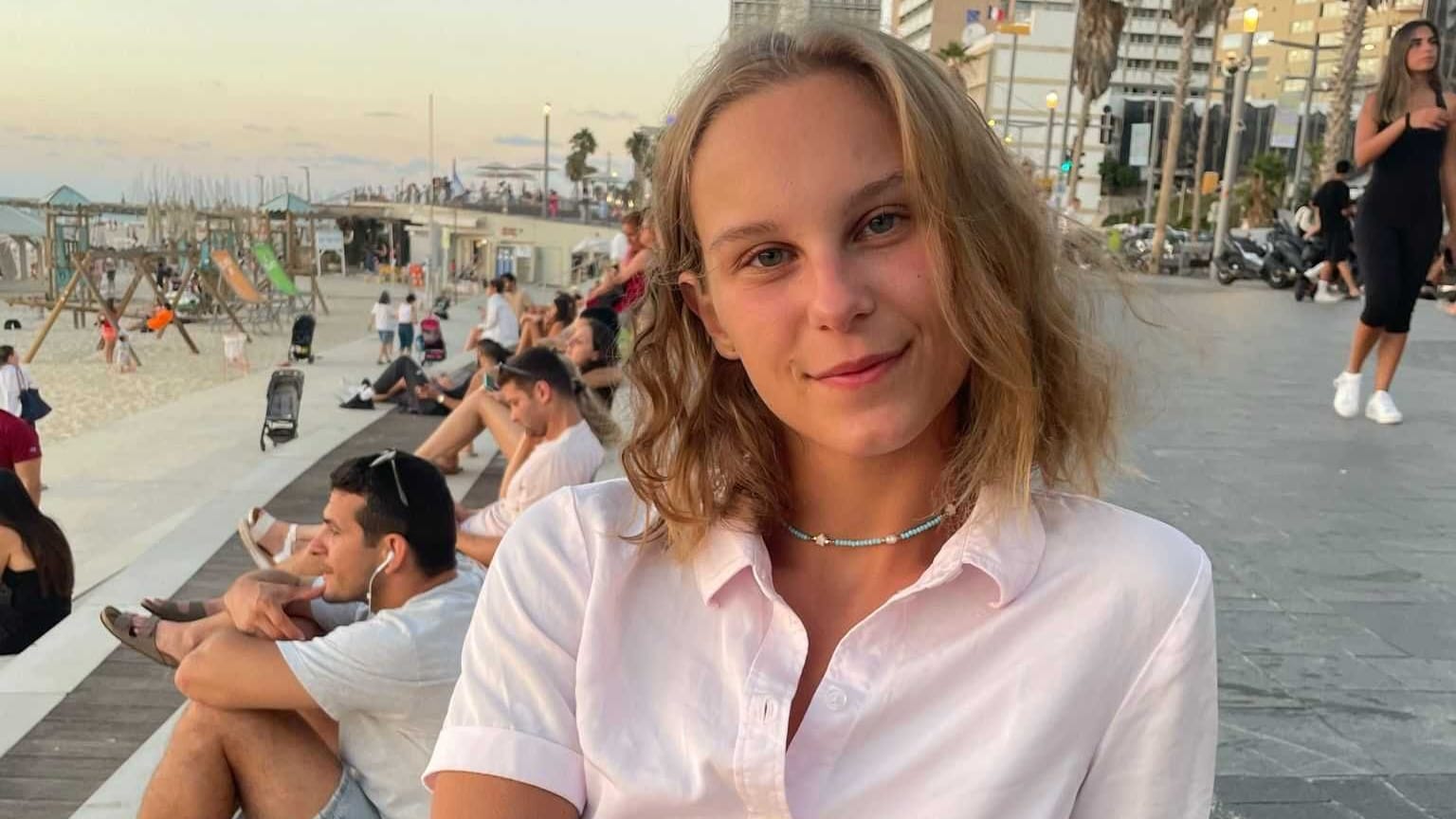 Lisa Michajlova am Stadtstrand von Tel Aviv.