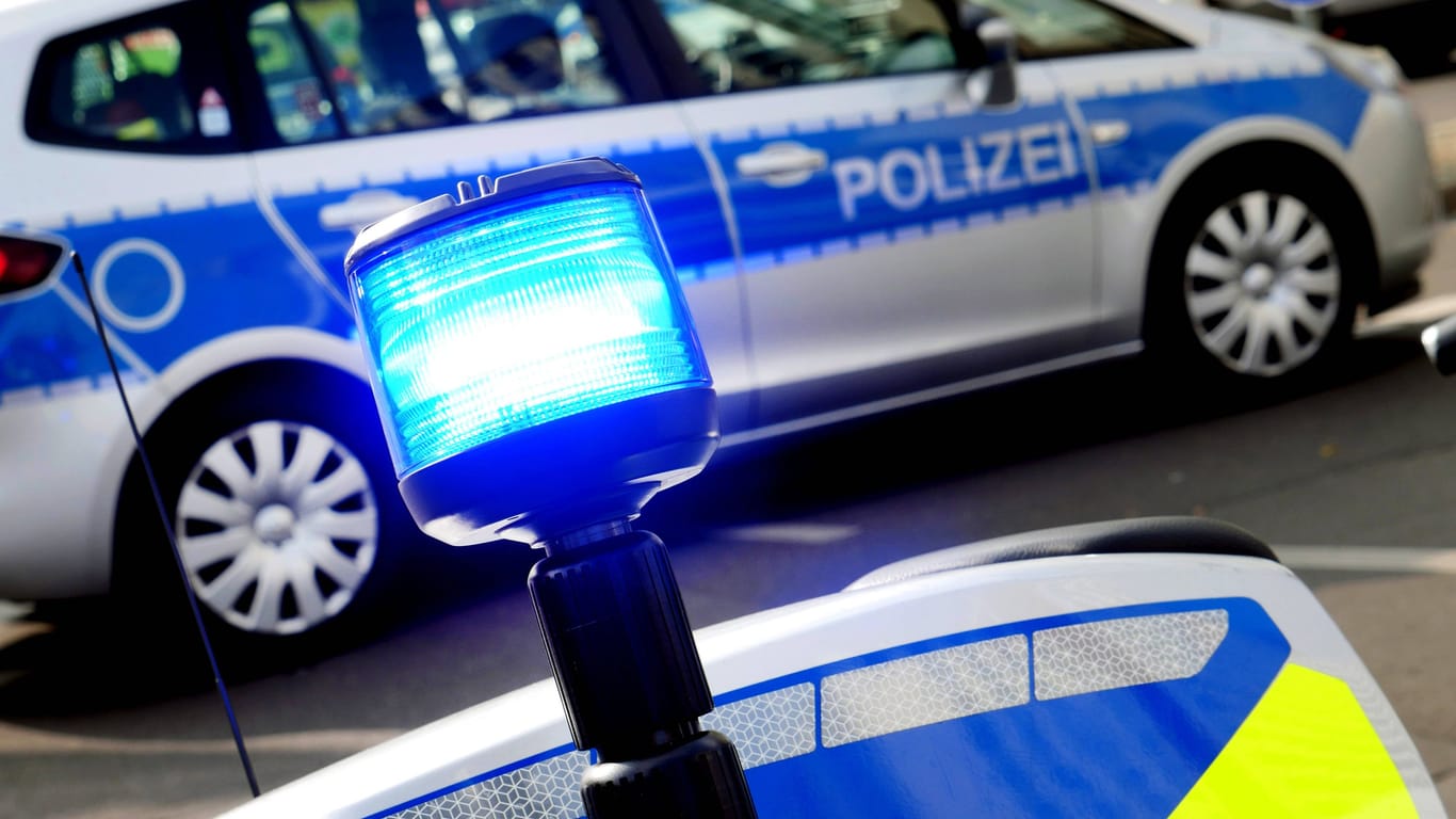 Blaulicht an einem Polizeimotorrad (Symbolbild): Ein 18-Jähriger flüchtete vor der Polizei – aber ohne Erfolg.