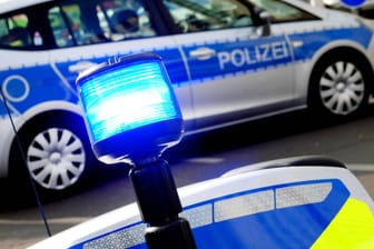 Blaulicht an einem Polizeimotorrad (Symbolbild): Ein 18-Jähriger flüchtete vor der Polizei – aber ohne Erfolg.