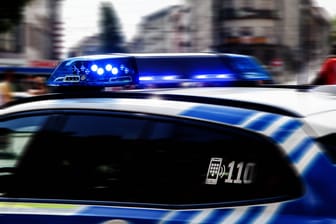 Ein Streifenwagen (Symbolbild): Wegen der Attacke mussten die Polizisten mitten auf der Straße anhalten.