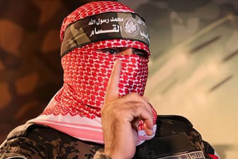 Ein Mitglied der radikalislamischen Al-Qassam-Brigaden, des militärischen Arms der Terrororganisation Hamas.