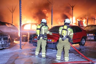 Die Feuerwehr im Einsatz: Die Rauchwolke des Brandes war aus weiter Entfernung zu sehen.