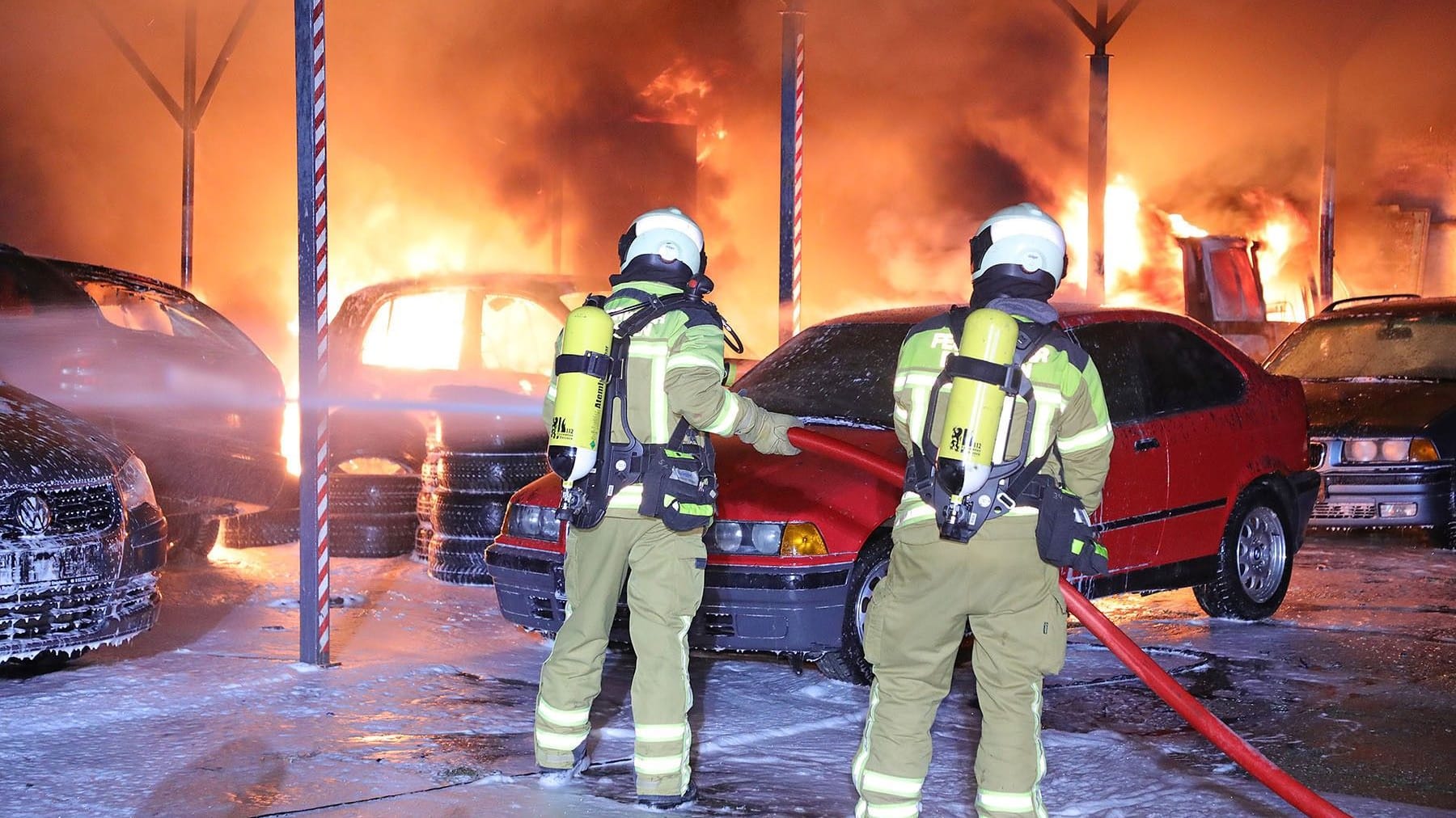 Die Feuerwehr im Einsatz: Die Rauchwolke des Brandes war aus weiter Entfernung zu sehen. Die Feuerwehr im Einsatz: Die Rauchwolke des Brandes war aus weiter Entfernung zu sehen.