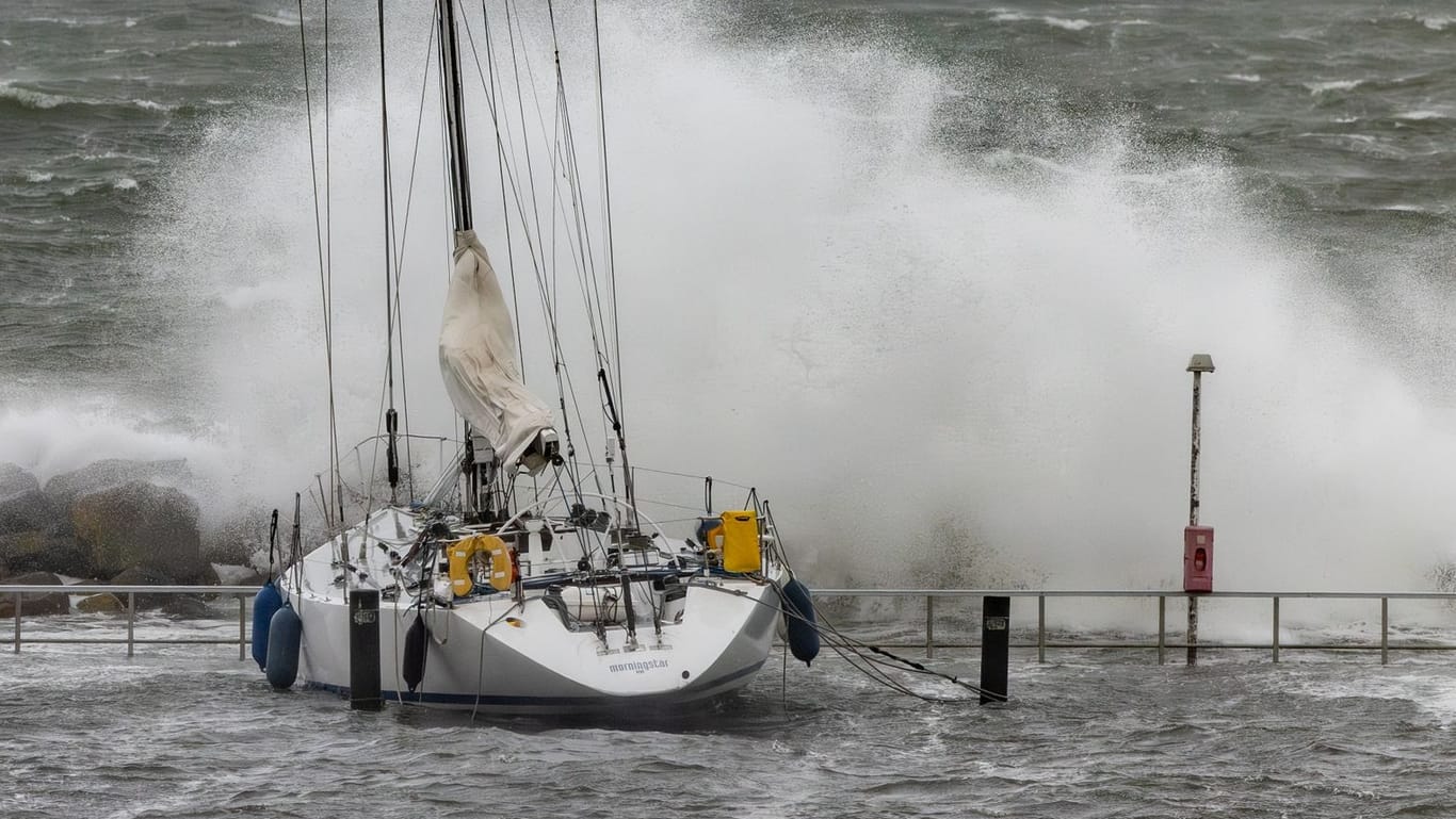 Meterhohe Wellen brechen sich an den Hafenanlagen in Schilksee: In der Kieler Bucht sind mehrere Dutzend Boote gesunken.
