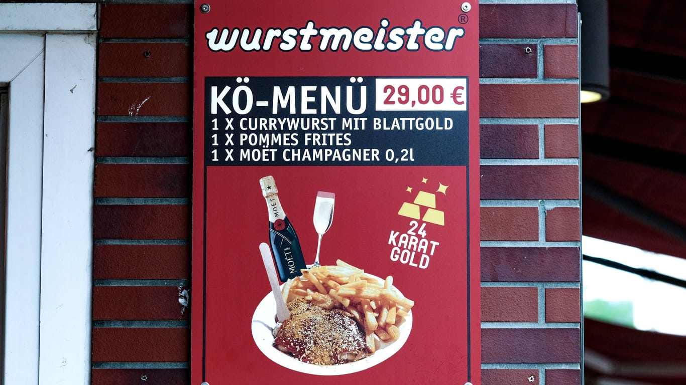 Aushang an einer Wurstbude in der Düsseldorfer Altstadt: Das Angebot fiel Fotografen schon im Juli auf.