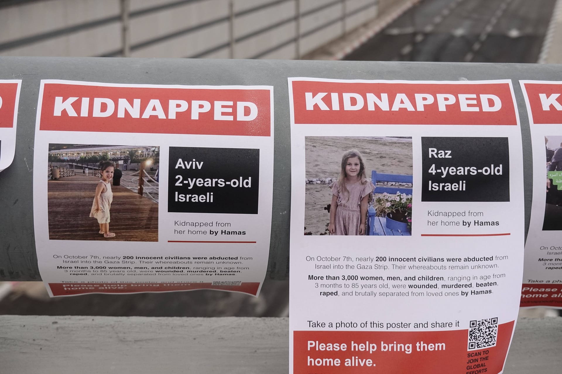 "Kidnapped": Mindestens 150 Menschen hat die Hamas entführt - darunter die Mädchen Raz und Aviv.