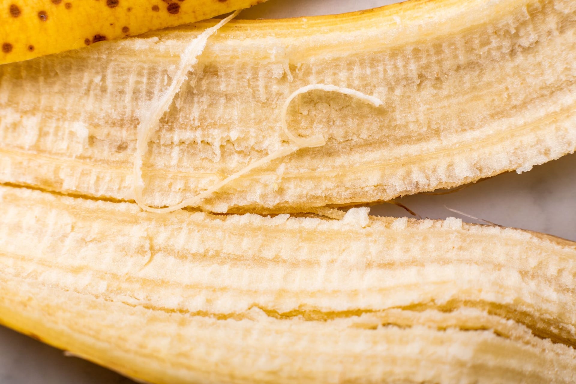 Bananenschale: Nicht jeder mag die Obstfäden.