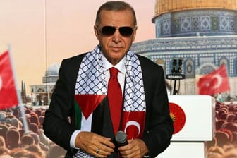 Der türkische Präsident Erdoğan auf einer pro-palästinensischen Kundgebung: Erdoğan bezeichnete Israel vor seinem Berlin-Besuch als "Terrorstaat".