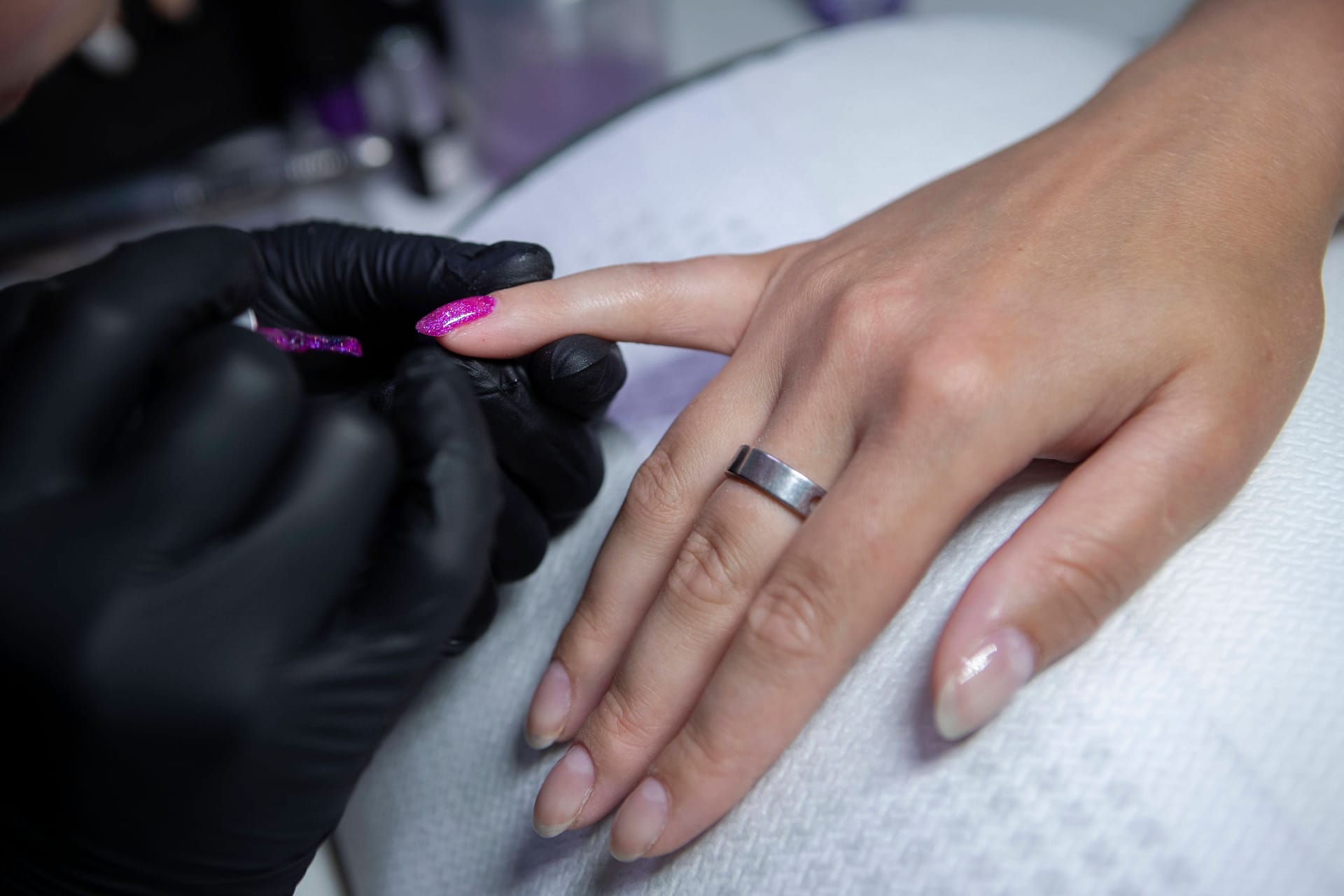 Arbeit im Nagelstudio (Archivbild): Ein Menschenhändler hat in Neubrandenburg junge Vietnamesen ausgebeutet.