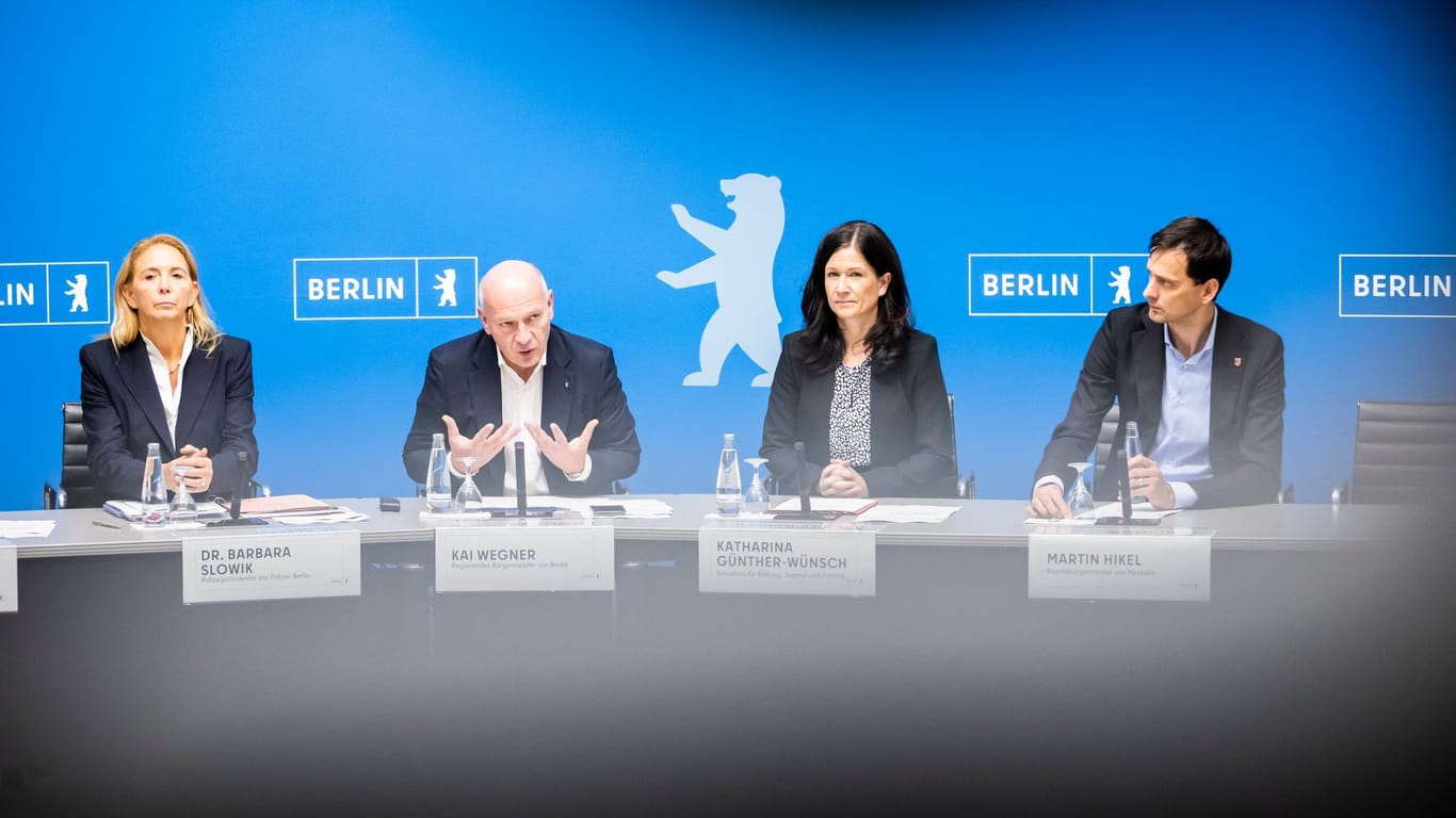 Barbara Slowik (l-r), Polizeipräsidentin, Kai Wegner (CDU), Regierender Bürgermeister, Katharina Günther-Wünsch (CDU), Senatorin für Bildung, Jugend und Familie, und Martin Hikel (SPD), Bezirksbürgermeister von Neukölln.