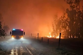 Ein Feuerwehrauto in der Nähe der Ortschaft Millmerran, Queensland.