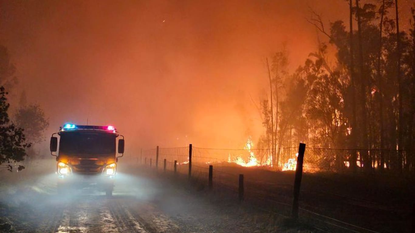 Ein Feuerwehrauto in der Nähe der Ortschaft Millmerran, Queensland.