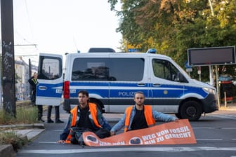 Klimaaktivisten der "Letzten Generation" blockieren eine Straße in Berlin (Archivbild)