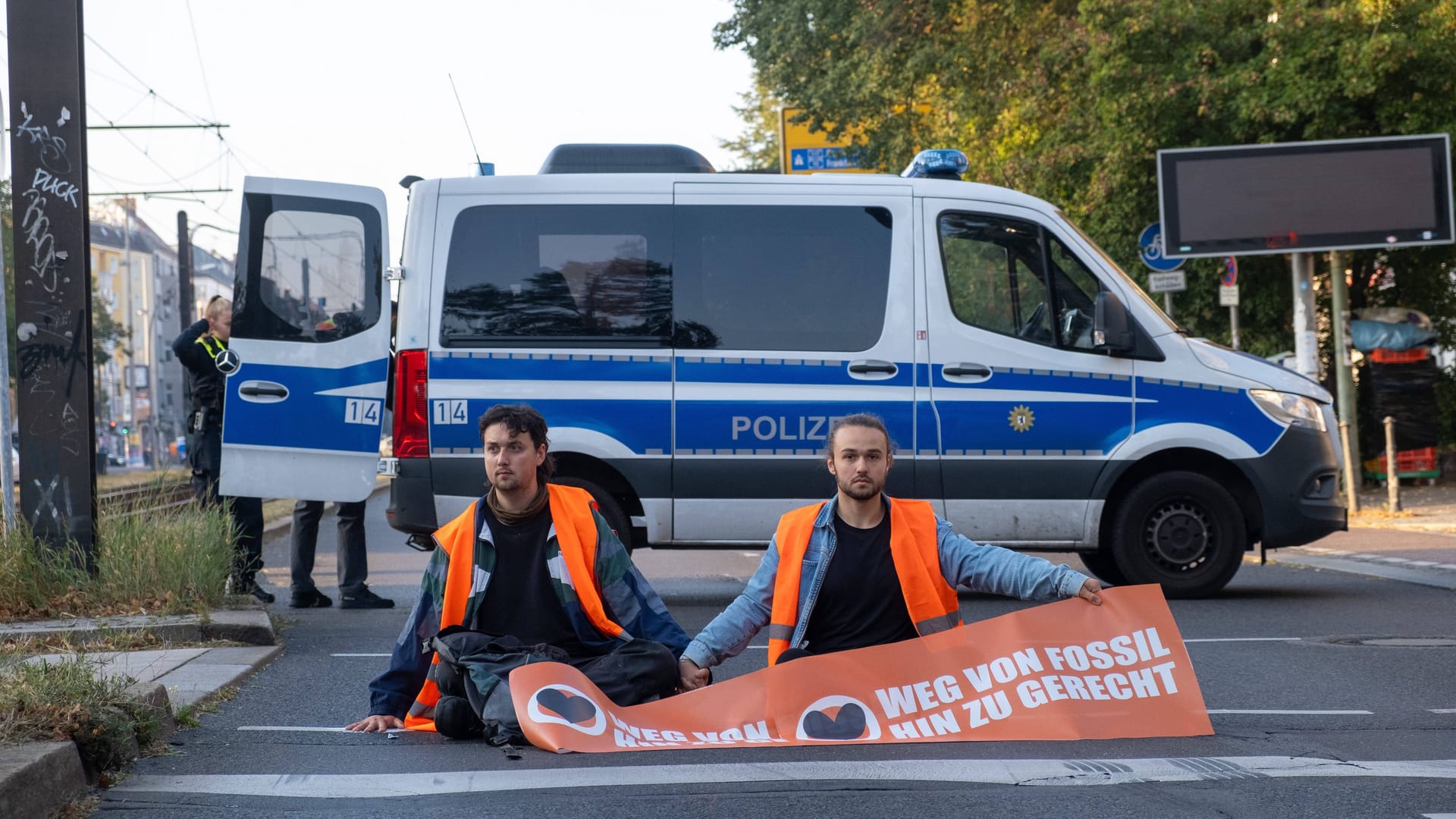 Klimaaktivisten der "Letzten Generation" blockieren eine Straße in Berlin (Archivbild)