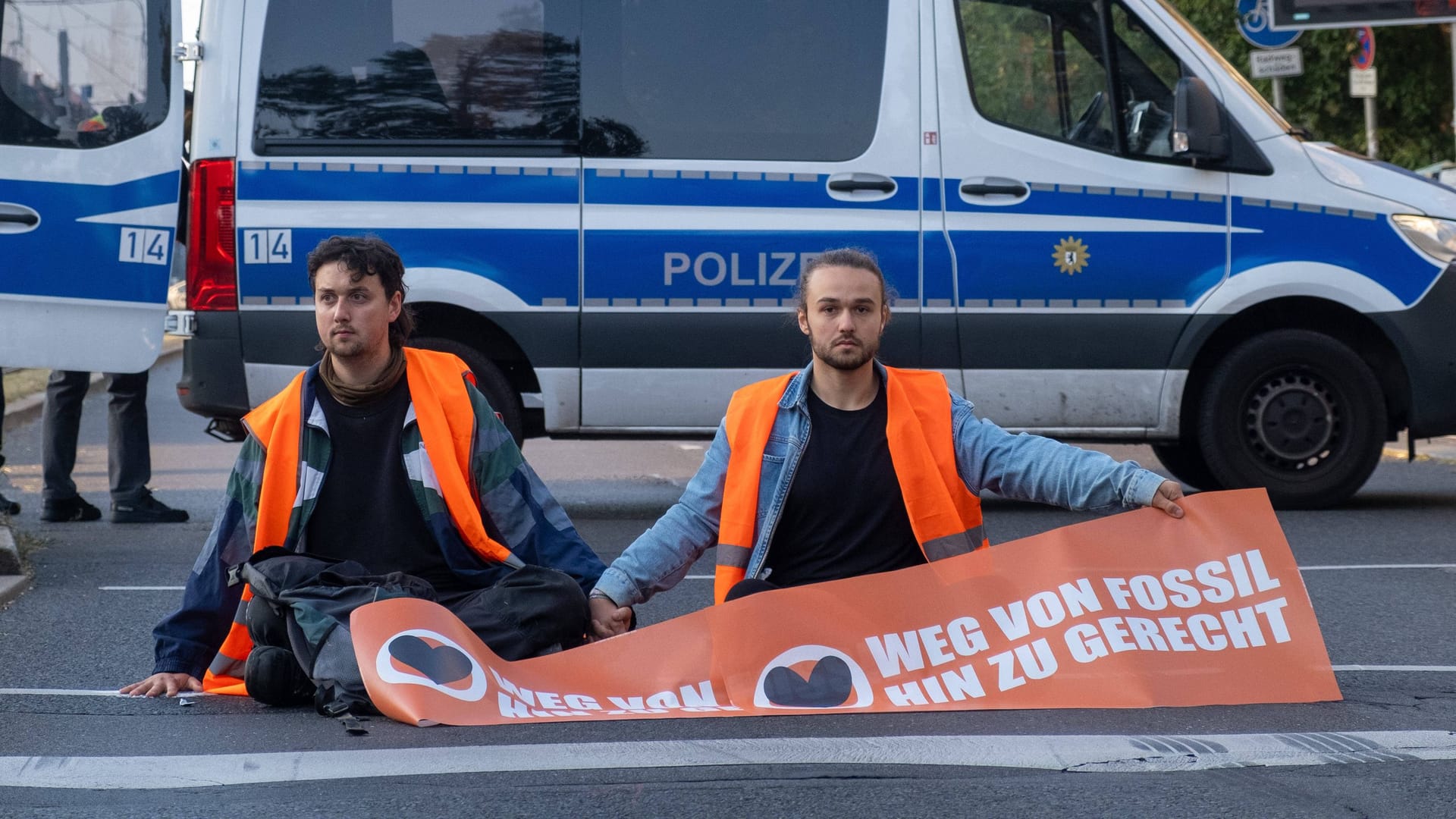 Klimaaktivisten der "Letzten Generation" blockieren eine Straße in Berlin (Archivbild)