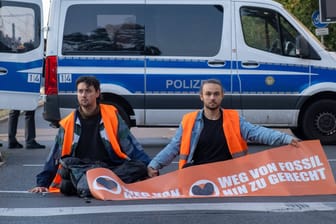 Klimaaktivisten der "Letzten Generation" blockieren eine Straße in Berlin (Archivbild)