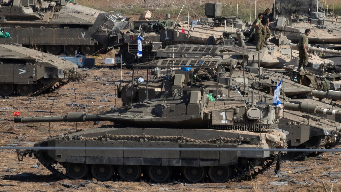 Israelische Panzer mit einem Metallkäfig-Aufbau (Archivbild). Er soll die Auswirkungen vonDrohnen-Angriffen vermindern.