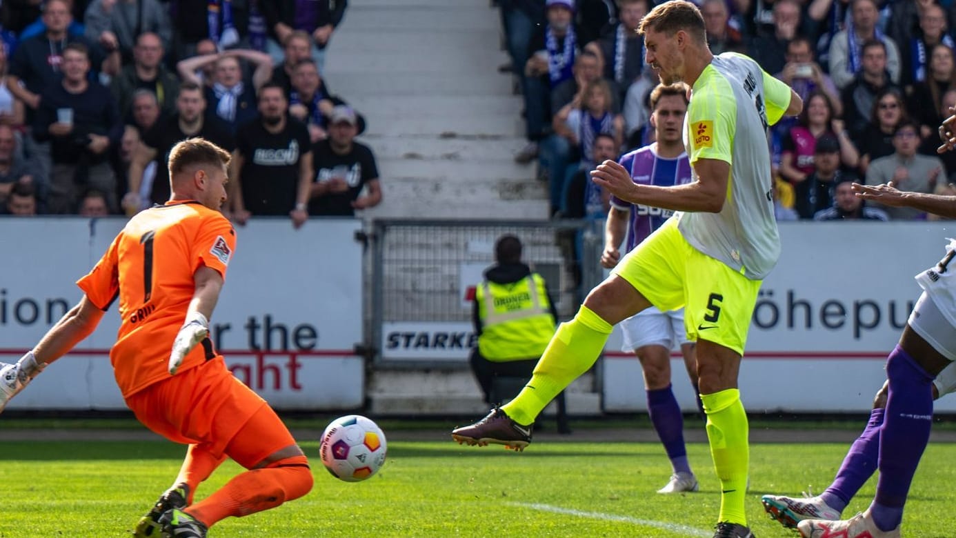 Lange Zeit überragend: Osnabrück-Torwart Grill (li.) im Spiel gegen Kaiserslautern.