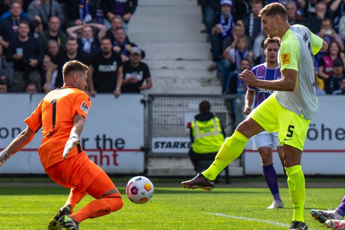 Lange Zeit überragend: Osnabrück-Torwart Grill (li.) im Spiel gegen Kaiserslautern.