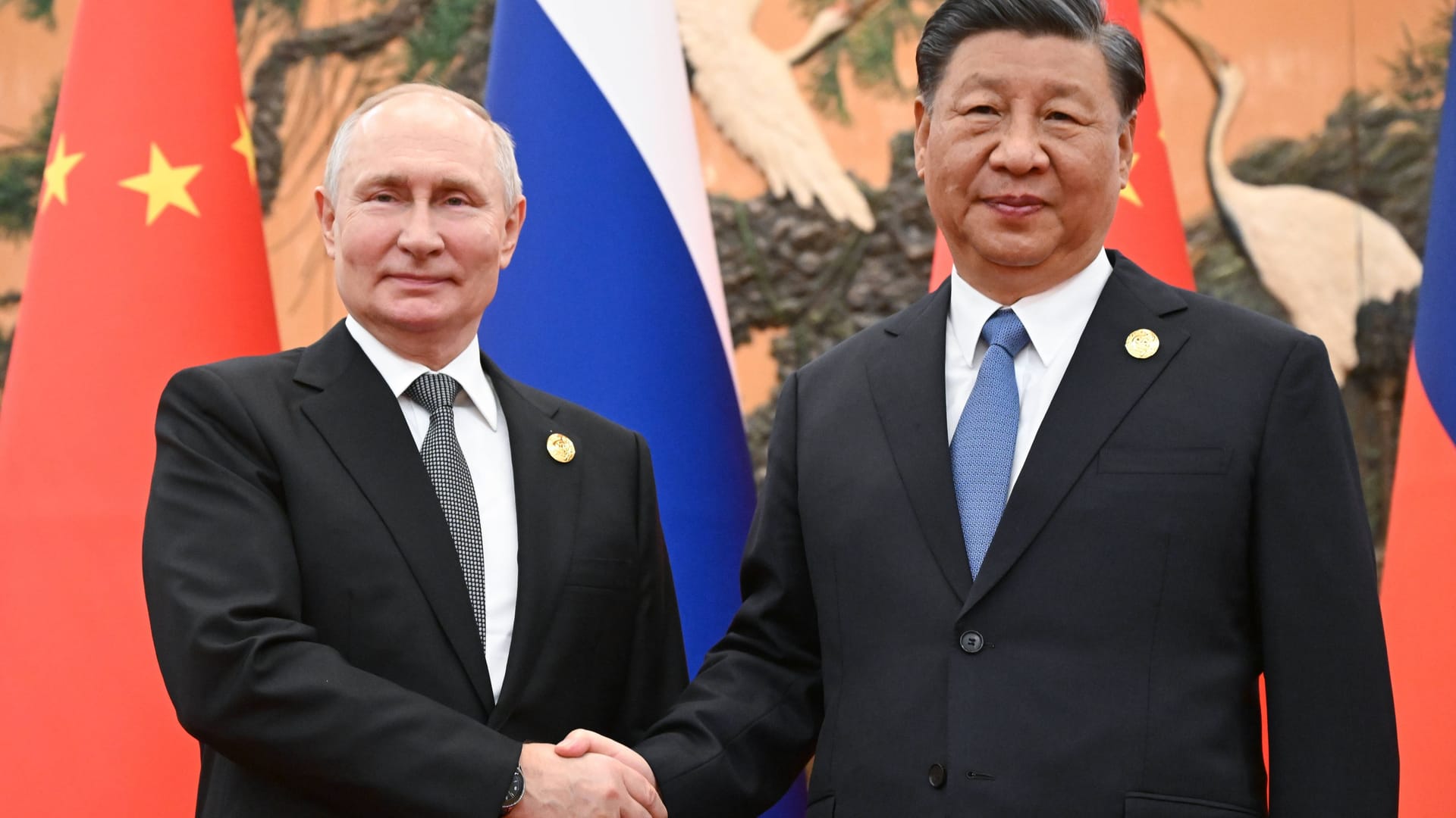 Russlands Präsident mit Chinas Staatsoberhaupt Xi Jinping: Die beiden Politiker bekräftigten beim Seidenstraßen-Gipfel in Peking das wachsende Vertrauen zwischen beiden Ländern.