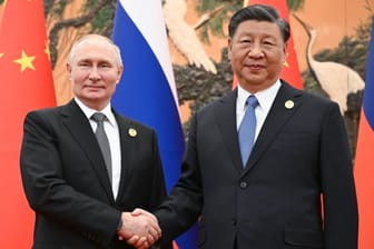 Russlands Präsident mit Chinas Staatsoberhaupt Xi Jinping: Die beiden Politiker bekräftigten beim Seidenstraßen-Gipfel in Peking das wachsende Vertrauen zwischen beiden Ländern.