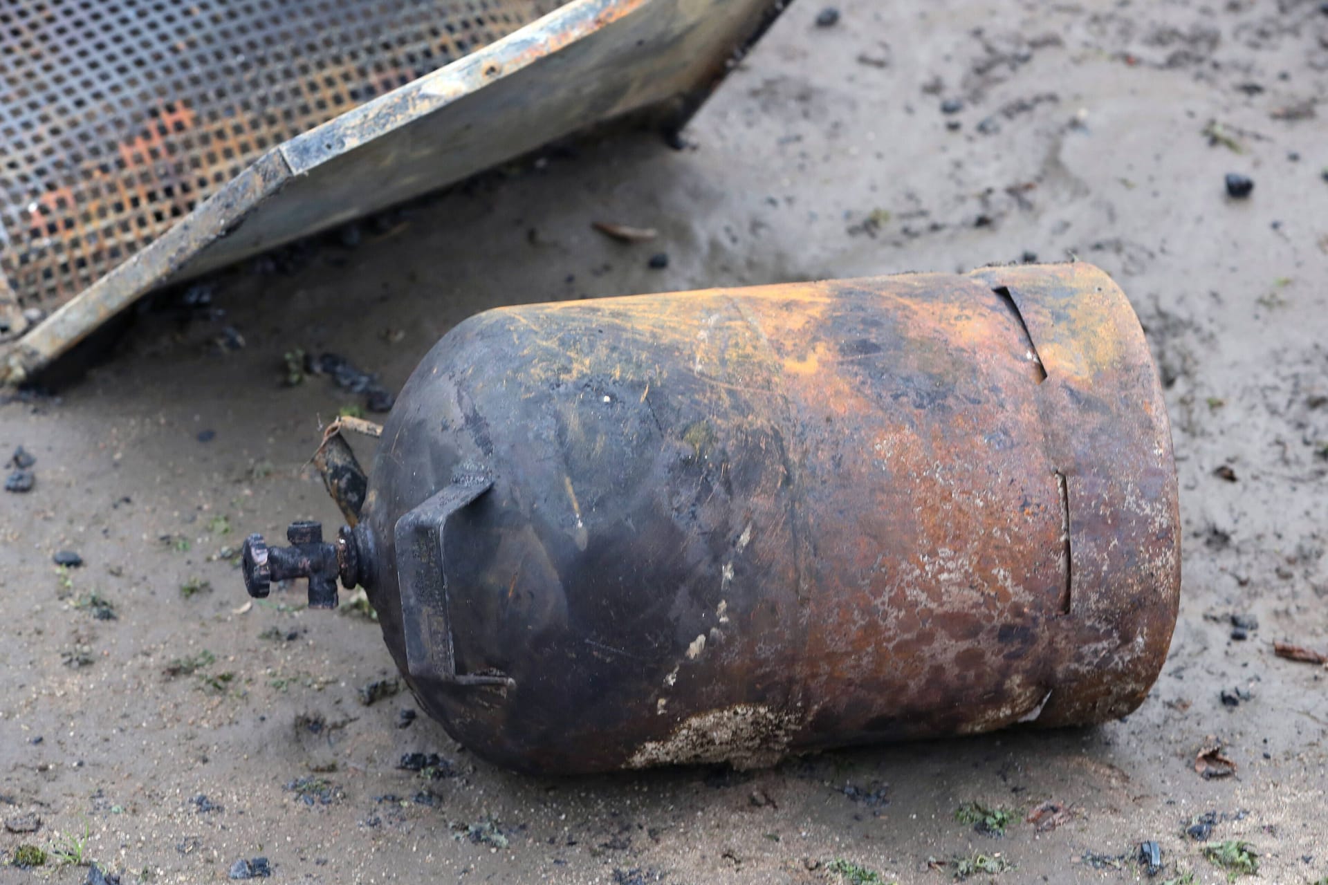 Eine verbrannte Gasflasche (Symbolbild): Die Feuerwehr konnte Schlimmeres verhindern.