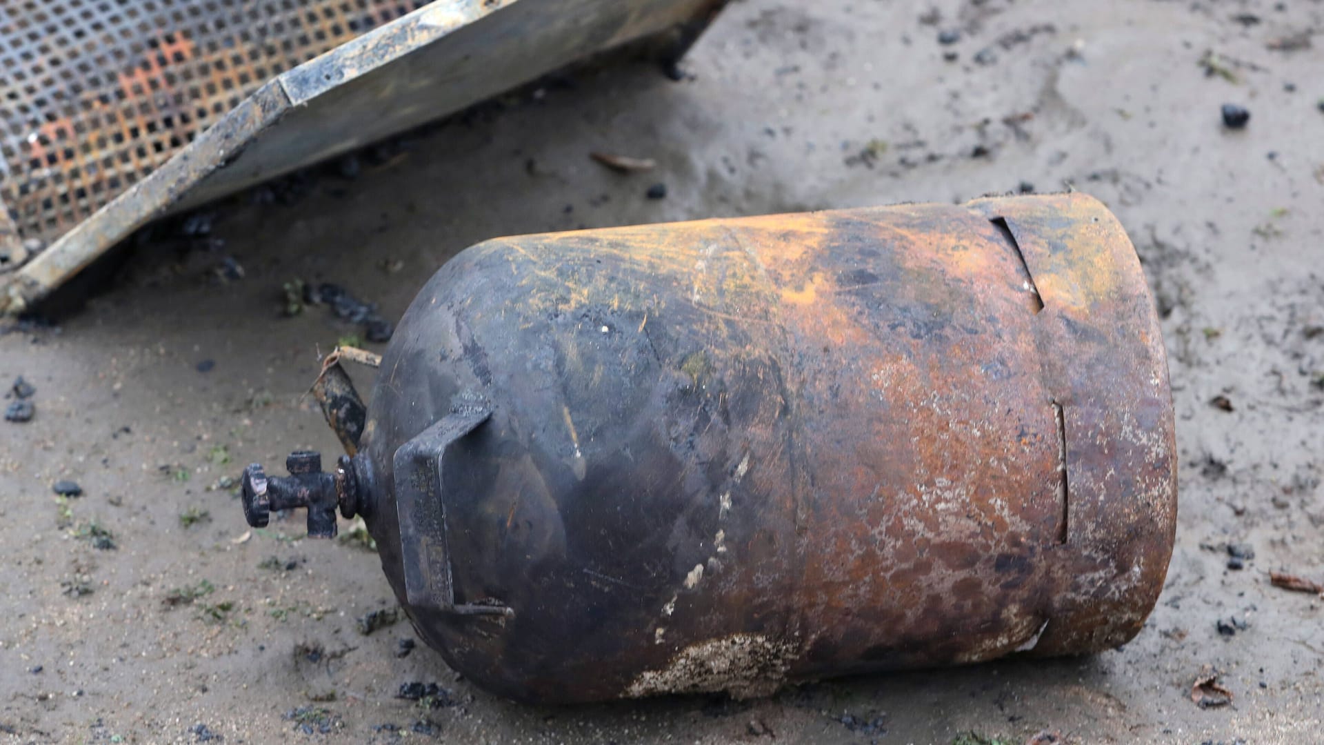 Eine verbrannte Gasflasche (Symbolbild): Die Feuerwehr konnte Schlimmeres verhindern.