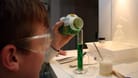 In einem Labor-Workshop für junge Menschen (Archivbild).
