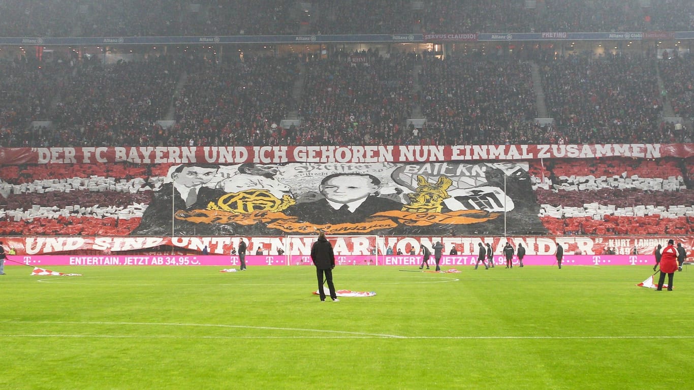 Fans des FC Bayern präsentieren eine Choreografie für den ehemaligen Vereinspräsidenten Kurt Landauer (Archivbild).