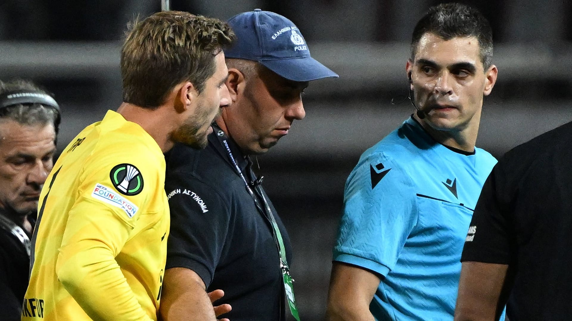 Kaum zu halten: Frankfurt-Torwart Trapp (li.) im Zwiegespräch mit dem Schiedsrichter nach der Partie.