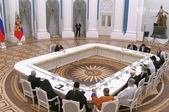 Der russische Präsident Wladimir Putin nimmt an einem Treffen mit Vertretern der wichtigsten religiösen Konfessionen Russlands in Moskau teil