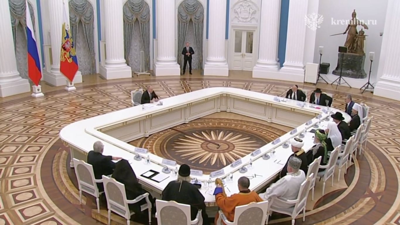 Der russische Präsident Wladimir Putin nimmt an einem Treffen mit Vertretern der wichtigsten religiösen Konfessionen Russlands in Moskau teil