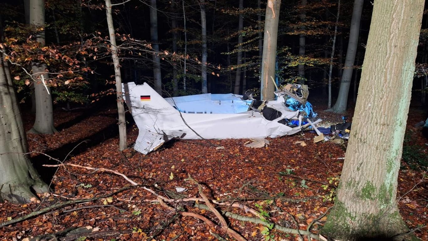 Das abgestürzte Kleinflugzeug: Die Ermittlungen der Unfallursache dauern an.
