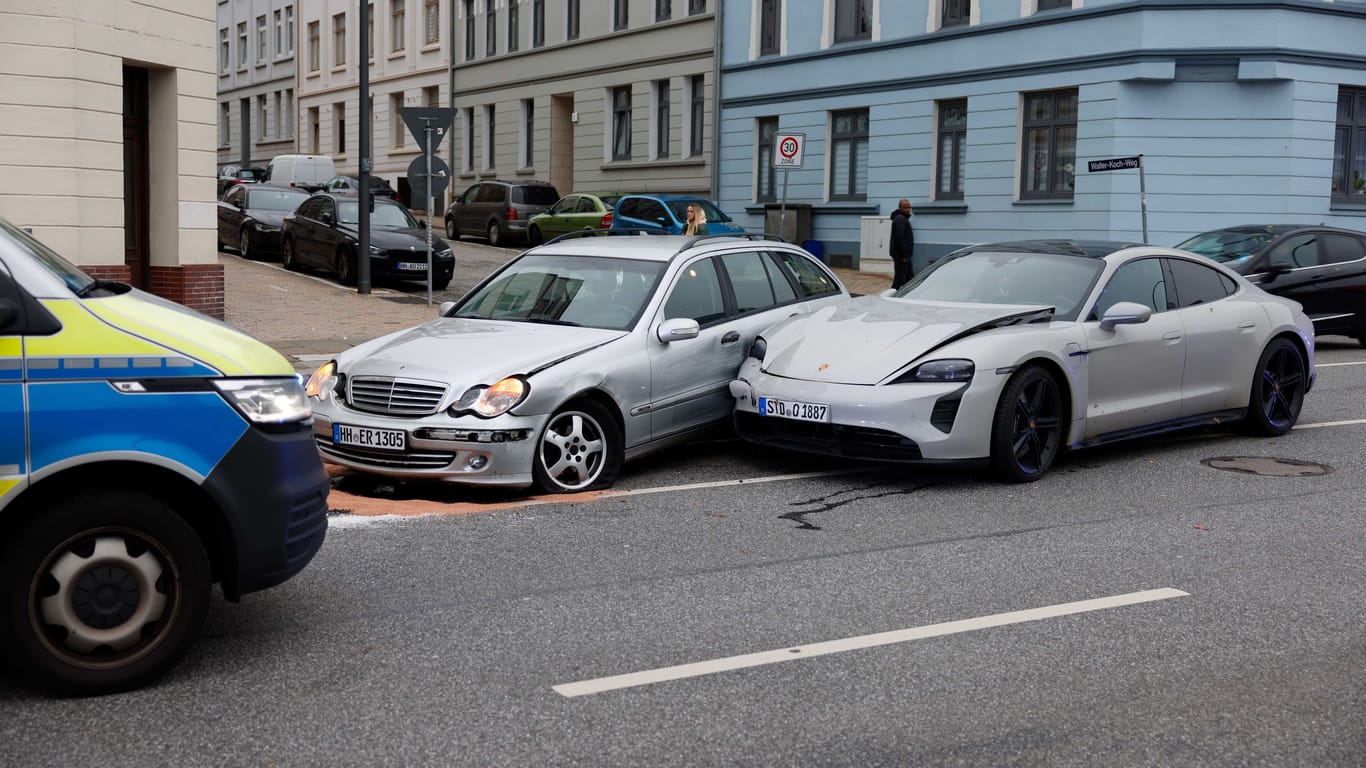 Hamburg-Harburg: Am Donnerstagmorgen ereignete sich ein Abbiegeunfall mit einem Mercedes und einem Porsche.