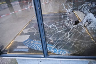 Schaukastens vor dem Rathaus Tiergarten in Berlin: Ein Loch ist in der zersplitterten Glasscheibe zu sehen. Schaukastens vor dem Rathaus Tiergarten in Berlin: Ein Loch ist in der zersplitterten Glasscheibe zu sehen.