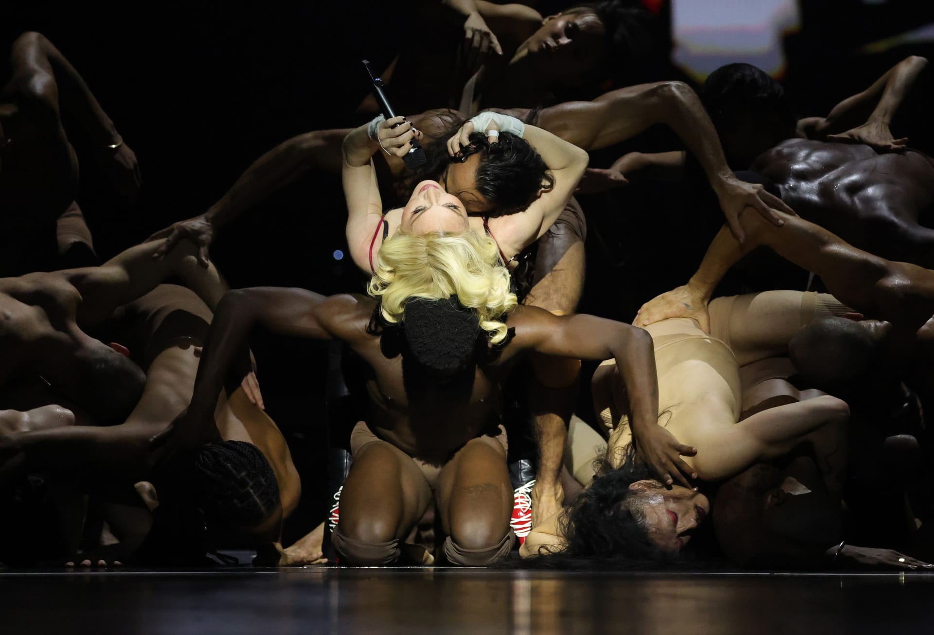 Sex in der Luft: Madonna rekelt sich lasziv auf der Bühne.