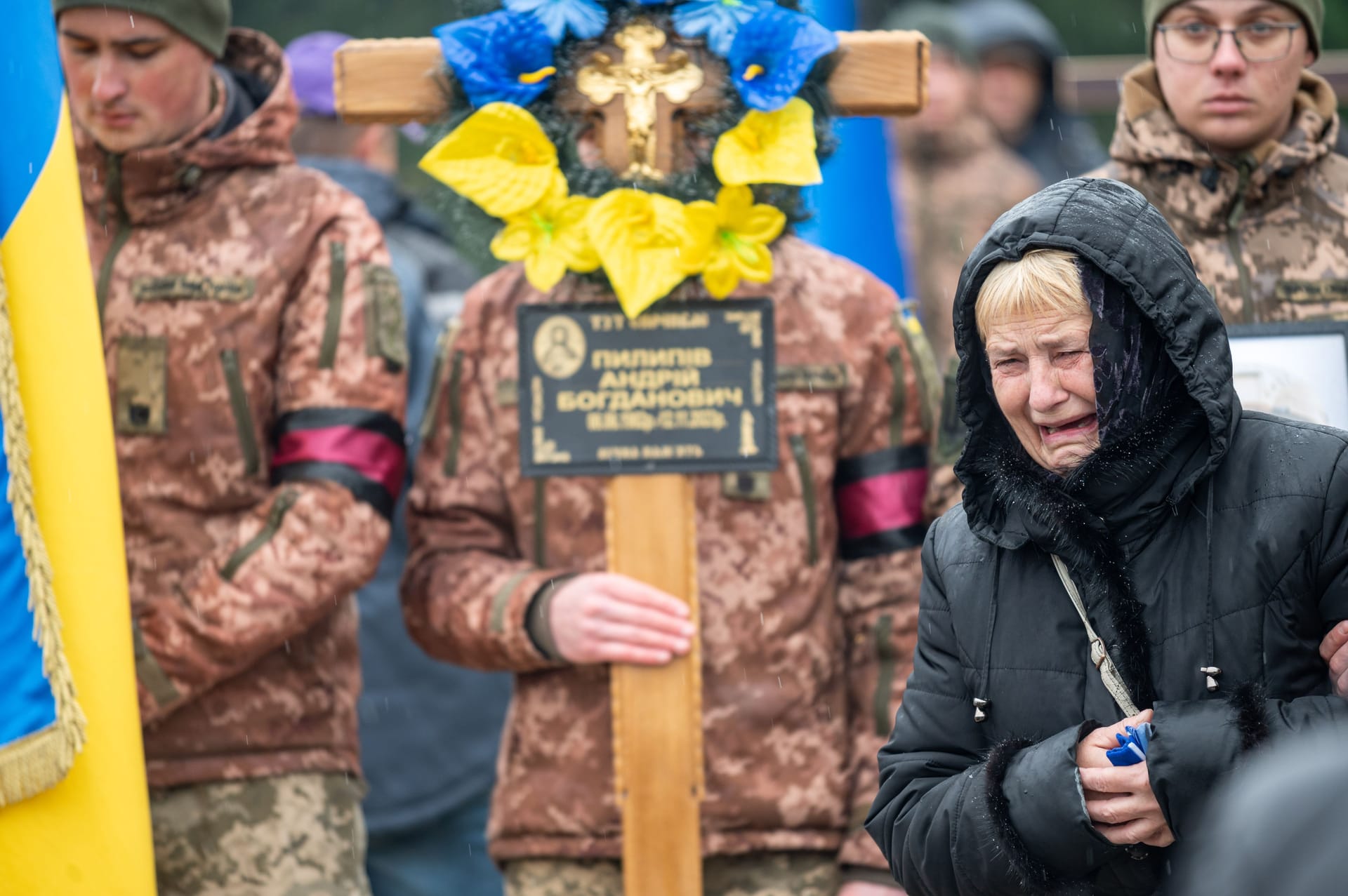 Eine Mutter trauert um ihren getöteten Sohn im westukrainischen Lwiw: Nach fast zwei Jahren Krieg hat die Ukraine enorme Verluste zu beklagen.