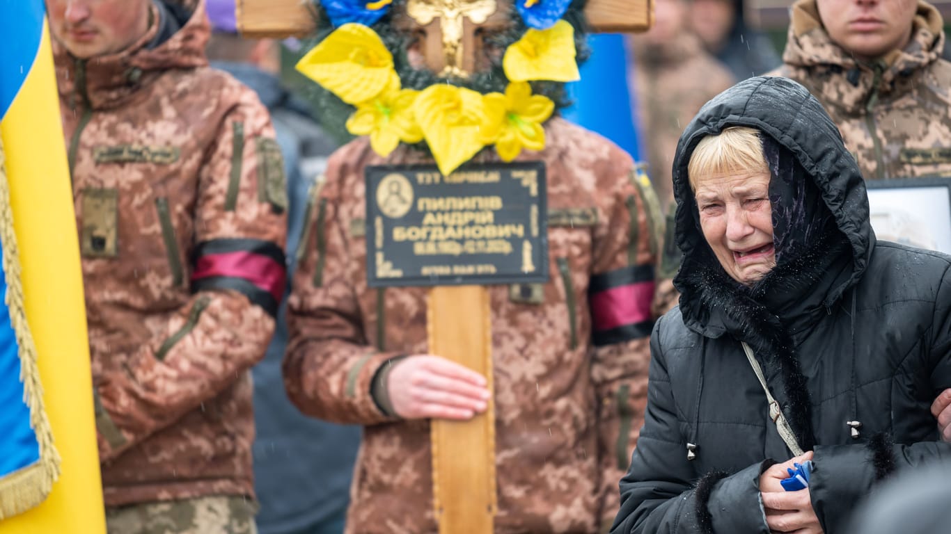 Eine Mutter trauert um ihren getöteten Sohn im westukrainischen Lwiw: Nach fast zwei Jahren Krieg hat die Ukraine enorme Verluste zu beklagen.