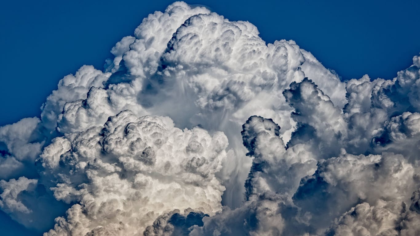Wolkentürme über Bayern (Symbolfoto): Im Freistaat steht eine ungemütliche Woche an.