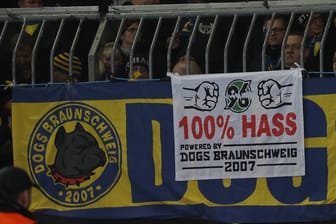Plakat der Braunschweiger Fans gegen Hannover 96 (Archivbild): Rund um das Stadion der Hannoveraner rechnet die Polizei mit Verkehrsbehinderungen.